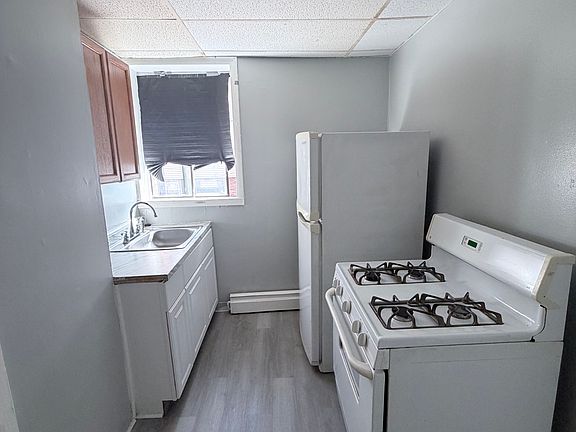 4th image of 197 S Leonard St APT 4