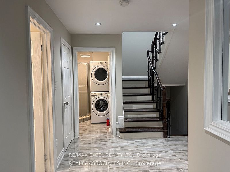 Toronto House for rent - 4 Bedrooms — photo 3