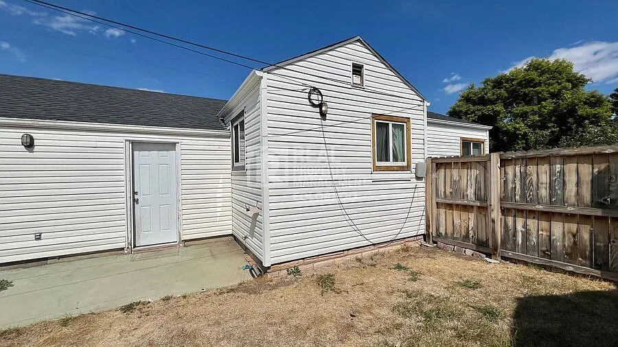 House with oversized garage and huge fenced backyard in Denver for rent — Photo 3