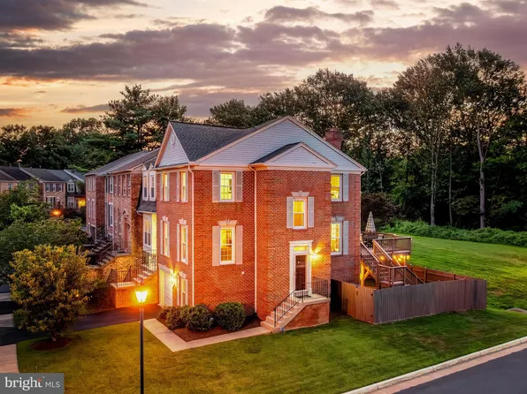 4256 Fox Lake Dr, Fairfax, VA 22033