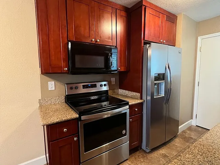 2 Bedroom / 1 Bathroom Townhome in Bay Point — Photo 16