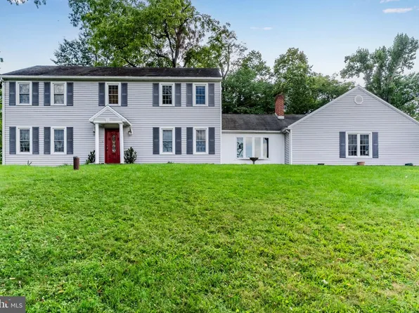 8 Holly Dr, New Cumberland, PA 17070