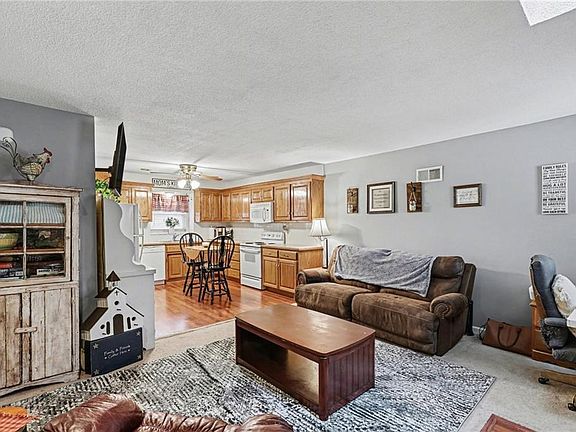 4th image of 817-821 NE Independence Ct