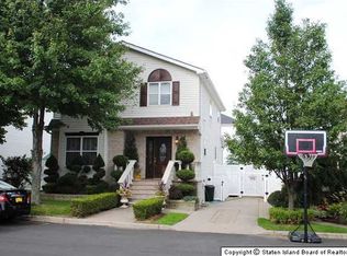 32 Honey Ln, Staten Island, NY 10307