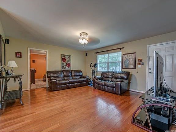 4th image of 2660 Goble St