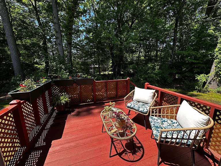 143 Oak Park Dr — Photo 2
