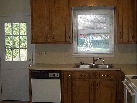 5th image of 806C Rosehill Ave