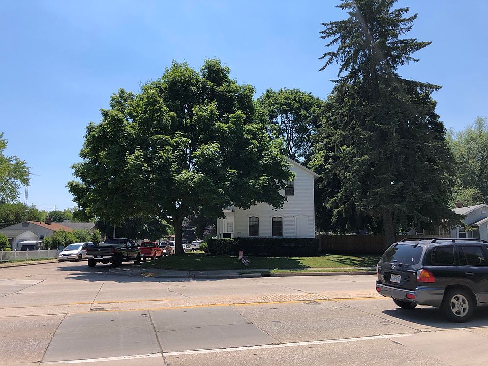 2nd image of 2401 Spring St