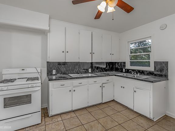 4th image of 1515 Leslie St