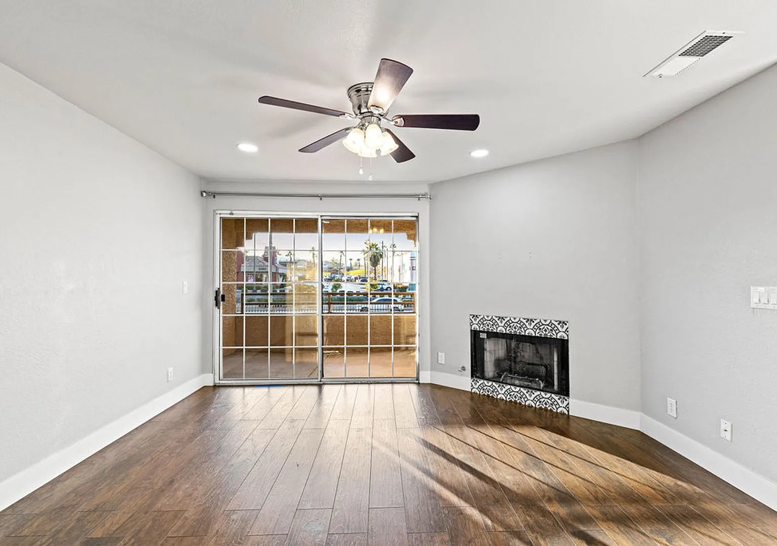 Gorgeous Renovated Condo in Guard Gated Neighborhood — Photo 4