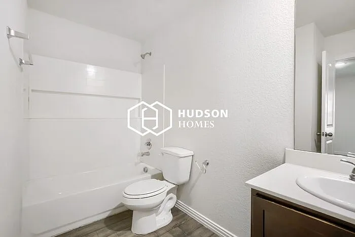 2627 Pine St — Photo 11