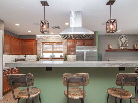 5th image of 207 W Desert Ln