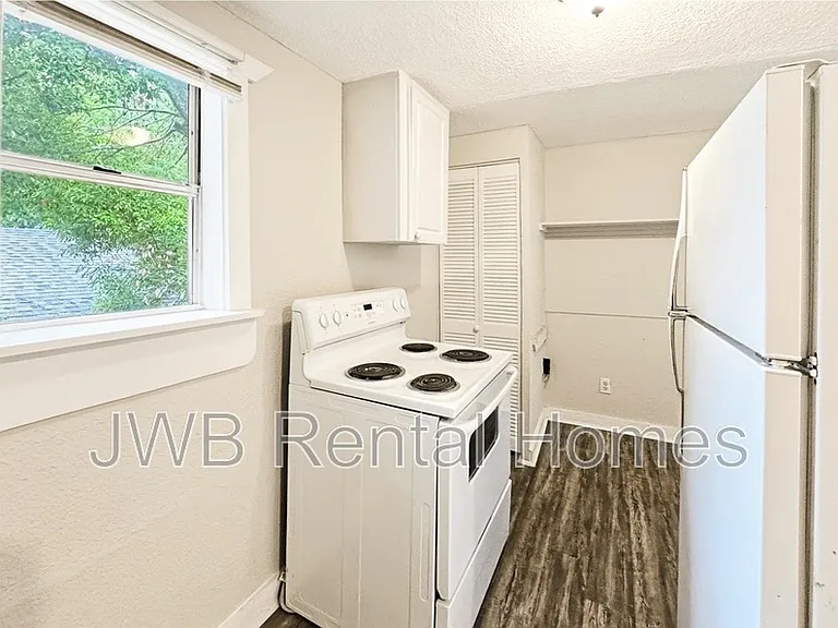 3933 Boulevard #2 — Photo 4
