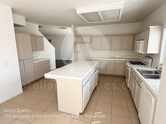 5th image of 921 W Russell Ave