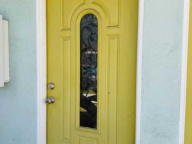 611 Linden Ave — Photo 2
