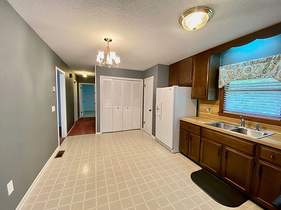 5th image of 216 Eastwood Dr