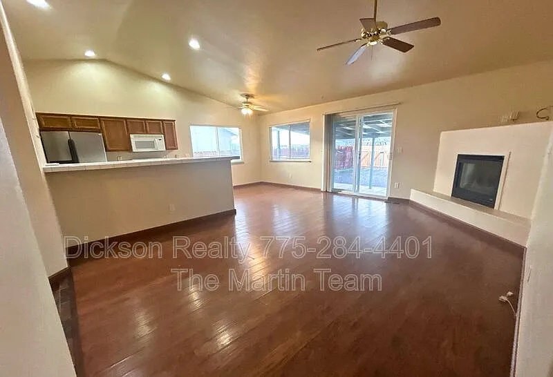 3 bed, 2.0 bath, 1284 sqft, $1,839 — Photo 3