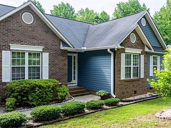 4th image of 1305 Creekview Dr