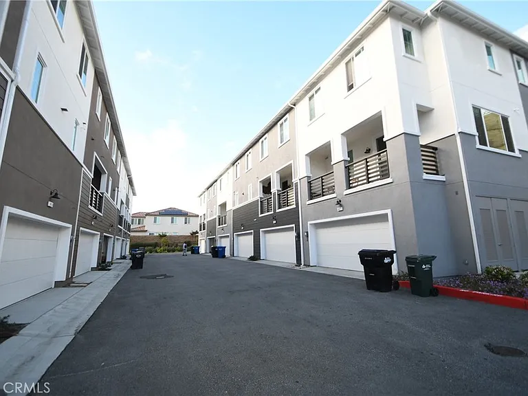 1487 Skyline Ln — Photo 33