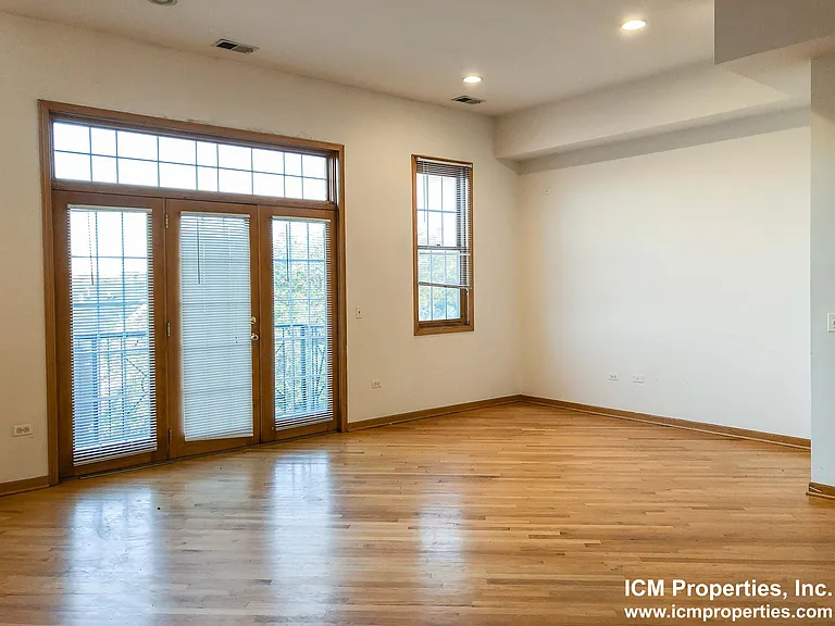 2543 N Southport Ave #2 — Photo 2