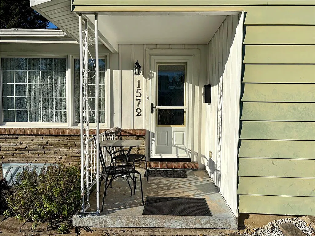 3 bed, 2.0 bath, 1641 sqft, $2,300 — Photo 3