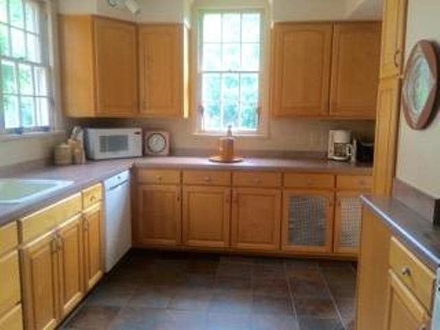 2nd image of 3059 Huntington Rd