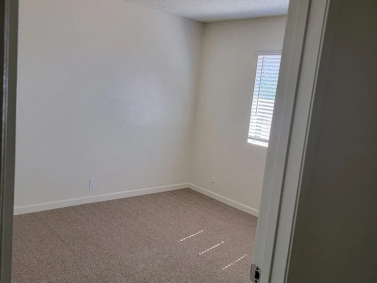 Sunburst Apartments — Photo 15