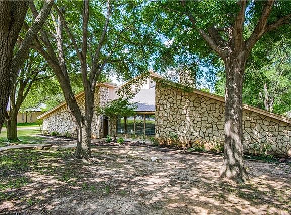 2nd image of 2140 Pembrooke Pl