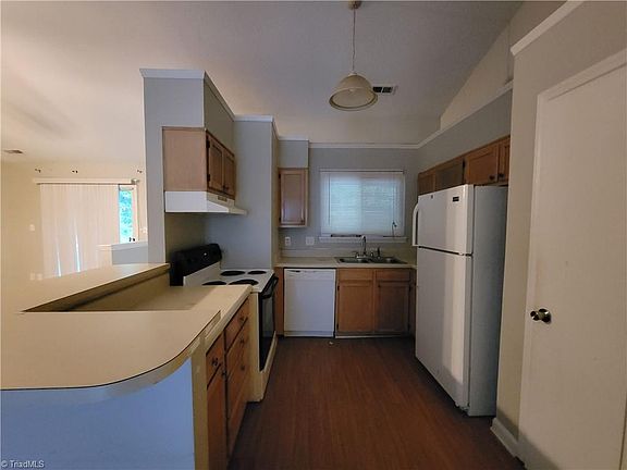 5th image of 2 Pipers Glen Ct