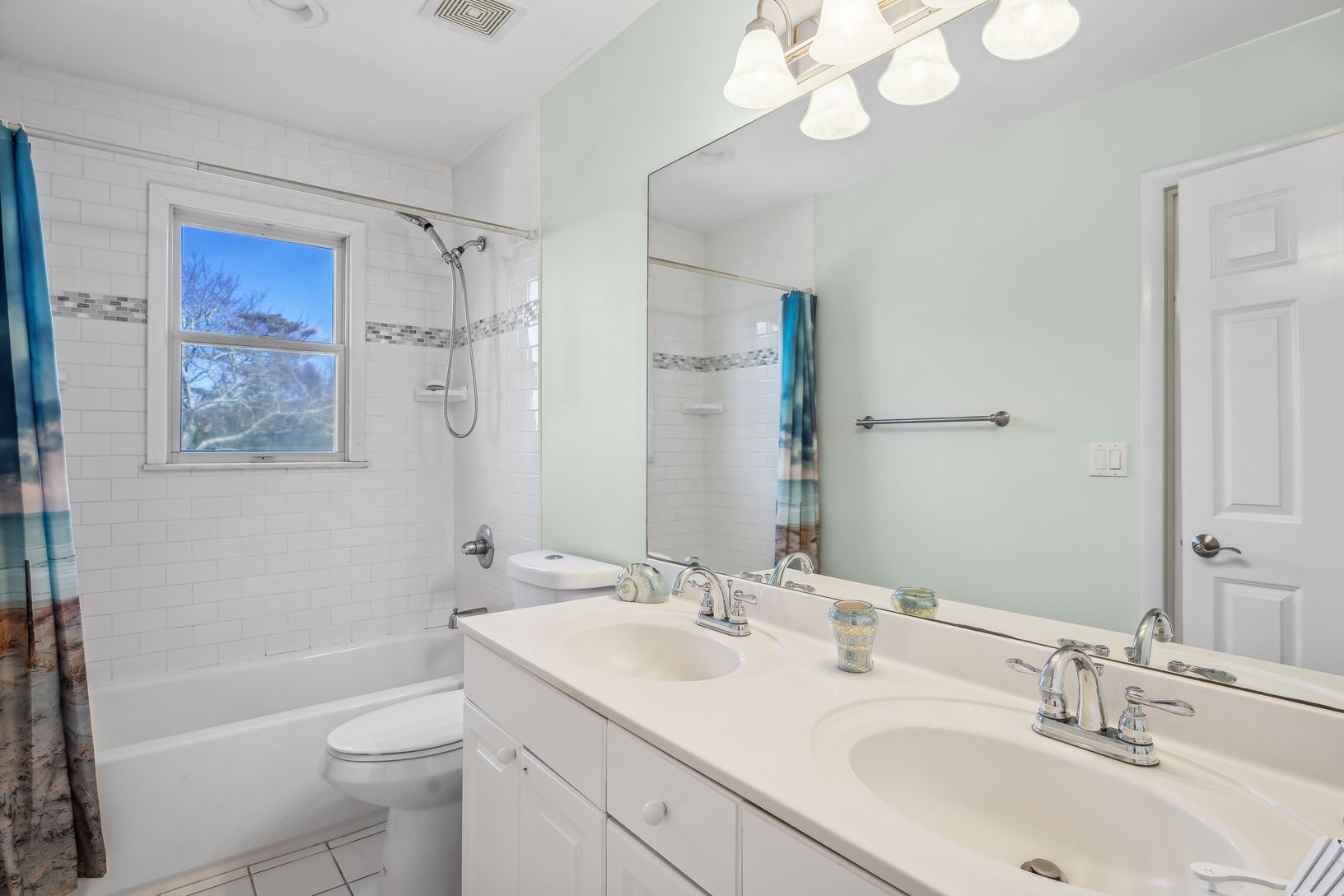  Upstairs bathroom 