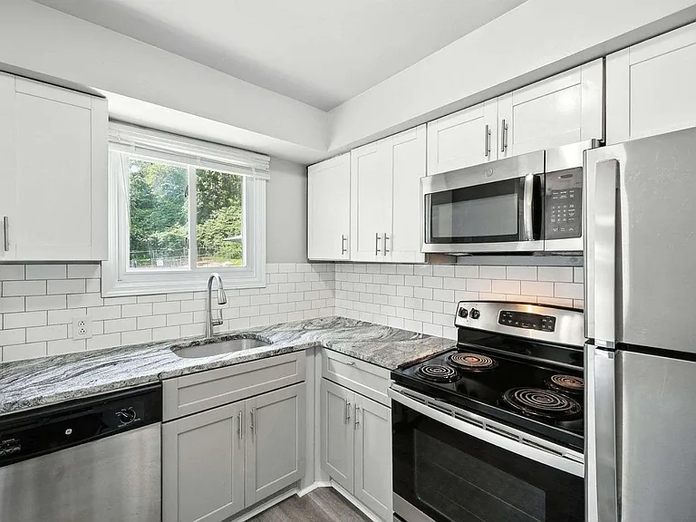 Shore Hill Apartments — Photo 7