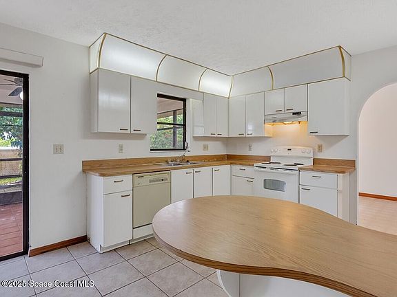 3rd image of 362 SE Starfish Ave