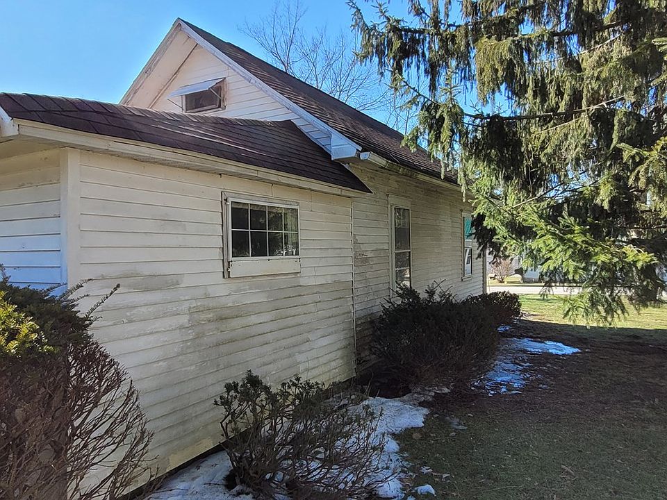 2nd image of 132 N Main St