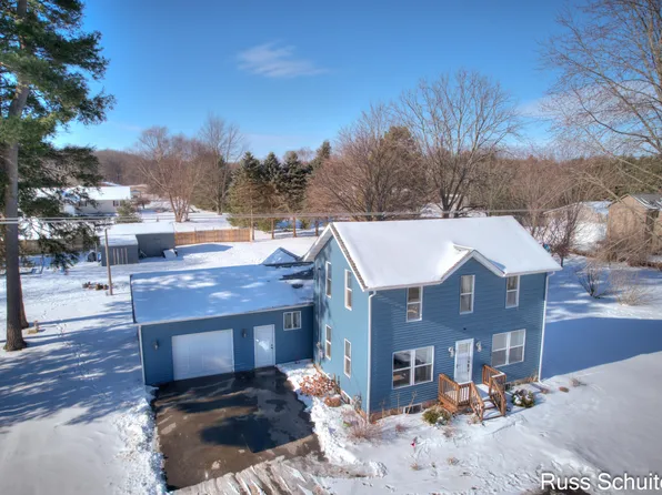 5897 S Green Ave, Fremont, MI 49412