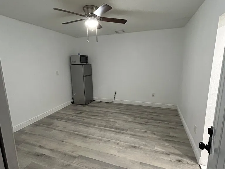 1605 N Gomez Ave — Photo 28