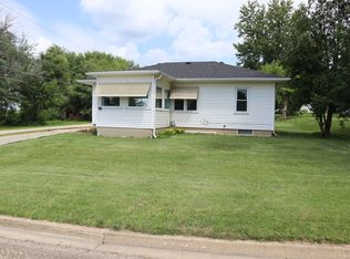 208 4th St, Walnut, IL 61376