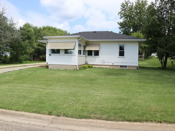 208 4th St, Walnut, IL 61376