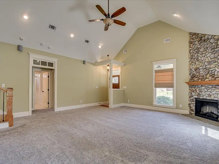 208 Havelock Dr — Photo 5