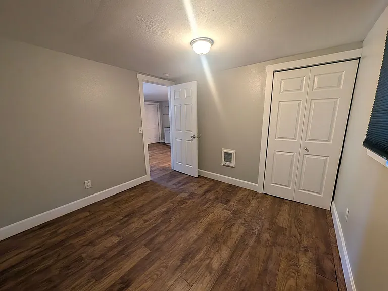 133 Marion Ave N — Photo 10