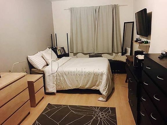4th image of 2128 Steinway St #2
