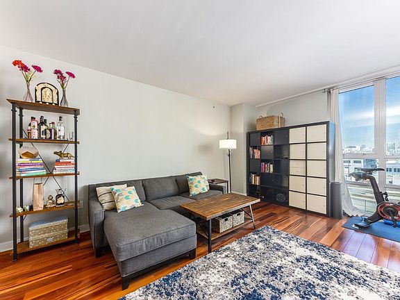4th image of 300 Berry St Unit 521
