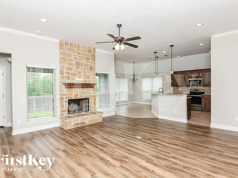 612 Zachary Dr — Photo 2