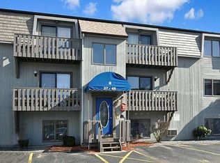 41 Village Cir, Warwick, RI 02888