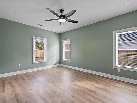 5th image of 1068 Bruce St