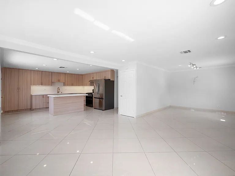10227 Helendale Ave — Photo 7