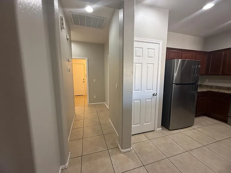 902 E Dee St — Photo 11