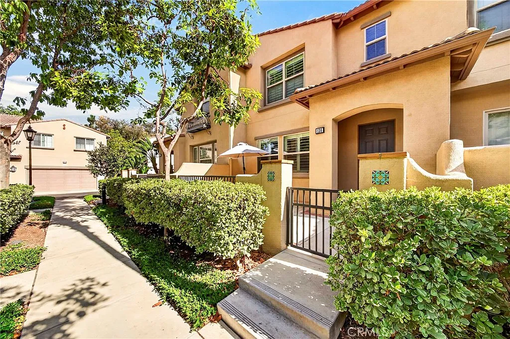 3 bed, 2.5 bath, 1390 sqft, $4,199 — Photo 2