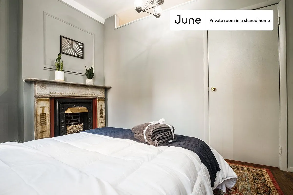Full bedroom in 5 bed/1 bath home in Hell's Kitchen #138 3A — Photo 3