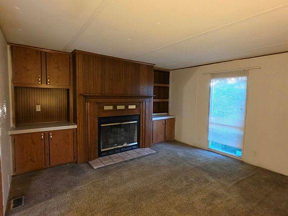 3rd image of 902 Barry Oak Rd