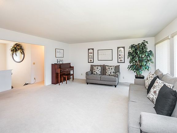 3rd image of 338 SE Davin Dr
